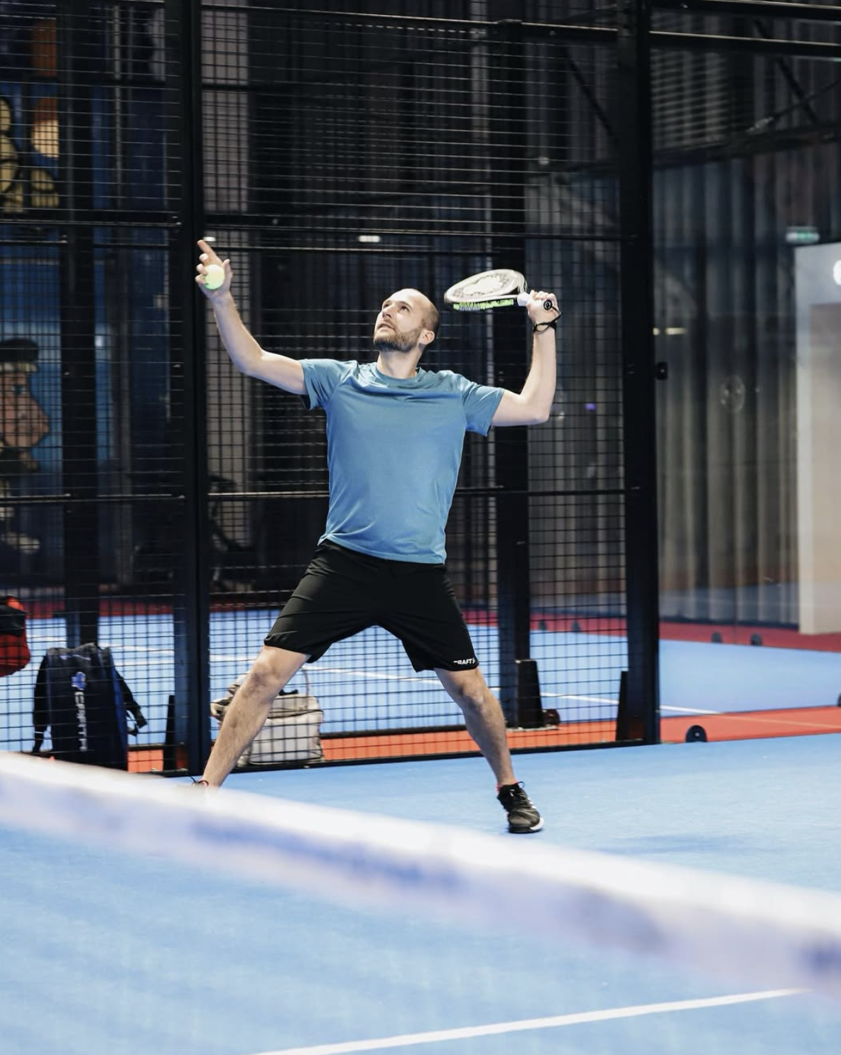 Professionell padelspelare i aktion på Ramos Padel